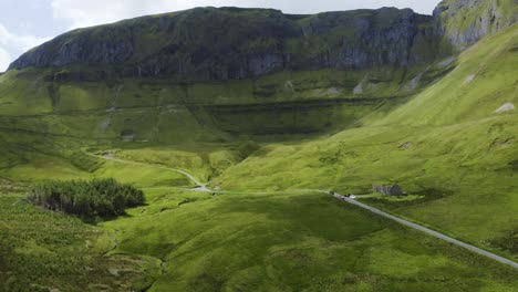 Irische-Bergmajestät:-Erkundung-Von-Gleniff-Horseshoe-Aus-Der-Luft-An-Einem-Sonnigen-Tag-Mit-Atemberaubenden-Landschaften-Und-Outdoor-Abenteuern