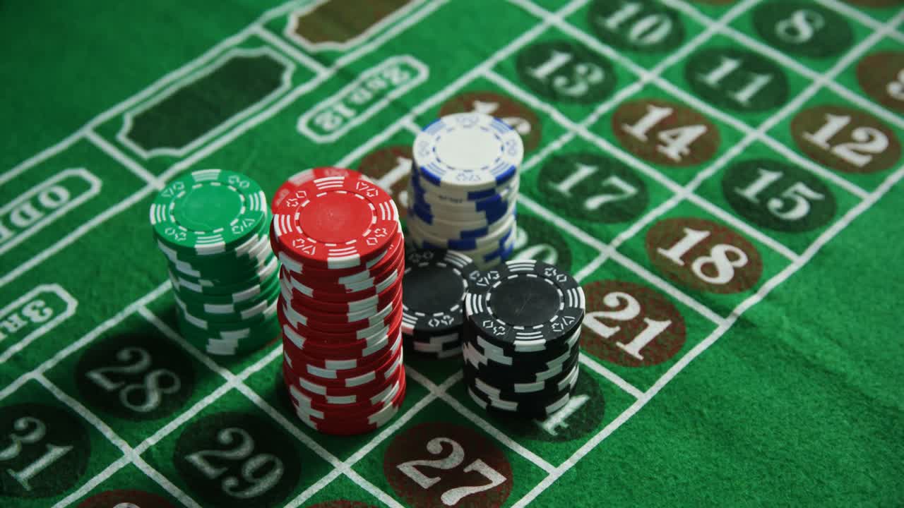 fichas de casino en la ruleta en la mesa de póquer 4k