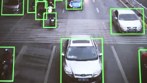 cámara de cctv. seguimiento en tiempo real de vehículos y personas en la calle. imagen pixelada auténtica de un monitor real.