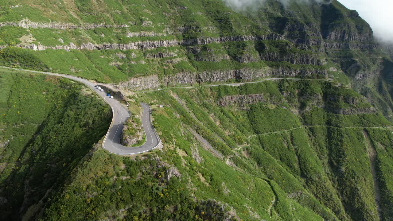 el avión no tripulado vuela a lo largo de la aguda clavija de madera gira en el exuberante acantilado de la colina de madeira