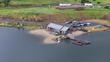 Una-Casa-Club-De-Botes-En-El-Lago-Con-Un-Sitio-De-Construcción-A-La-Vista-En-La-órbita-Aérea-De-Silverthorne-Colorado