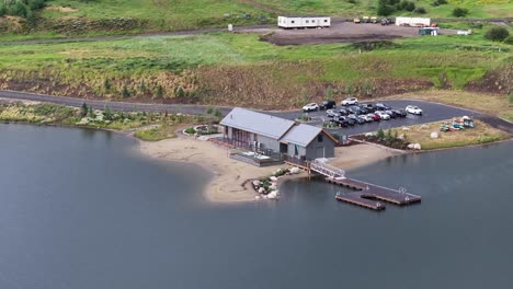 un clubhouse de casas de botes en el lago con un sitio de construcción a la vista en la órbita aérea de silverthorne colorado
