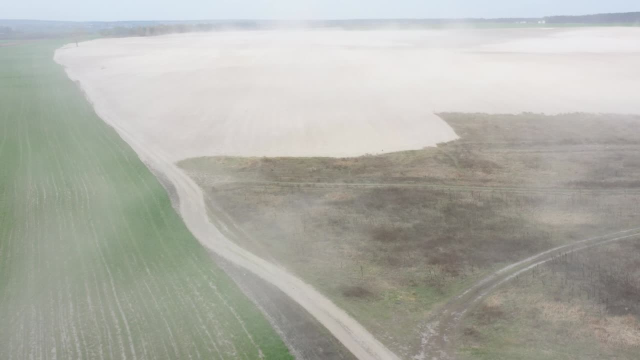 tormenta de polvo en el campo. derriba la capa fértil de tierra negra y los cultivos.