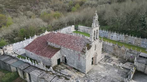 Antike-Kirche-San-Juan-Cortegada-In-Sarreaus,-Ourense-Spanien---Luftaufnahme