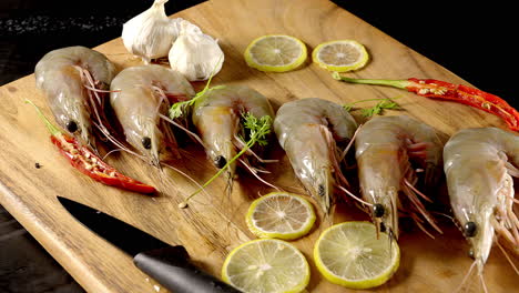 camarones de mar frescos con especias