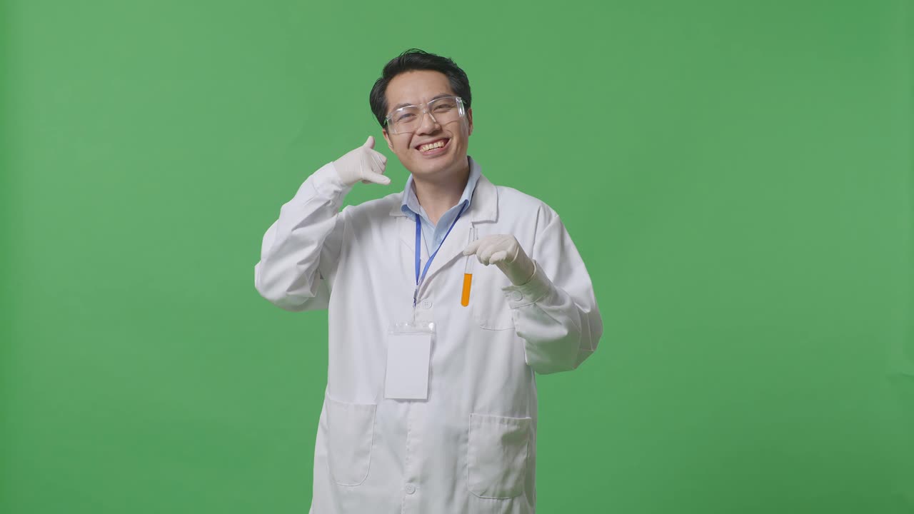 실험 튜브 를 들고 몸짓 을 하는 과학자