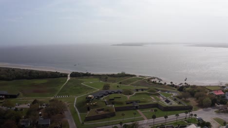fotografía aérea de alto panorámica del histórico fuerte moultrie a lo largo del océano atlántico en la isla de sullivan, carolina del sur
