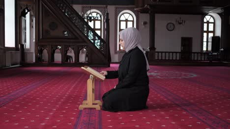 Frau-Rezitiert-Den-Koran