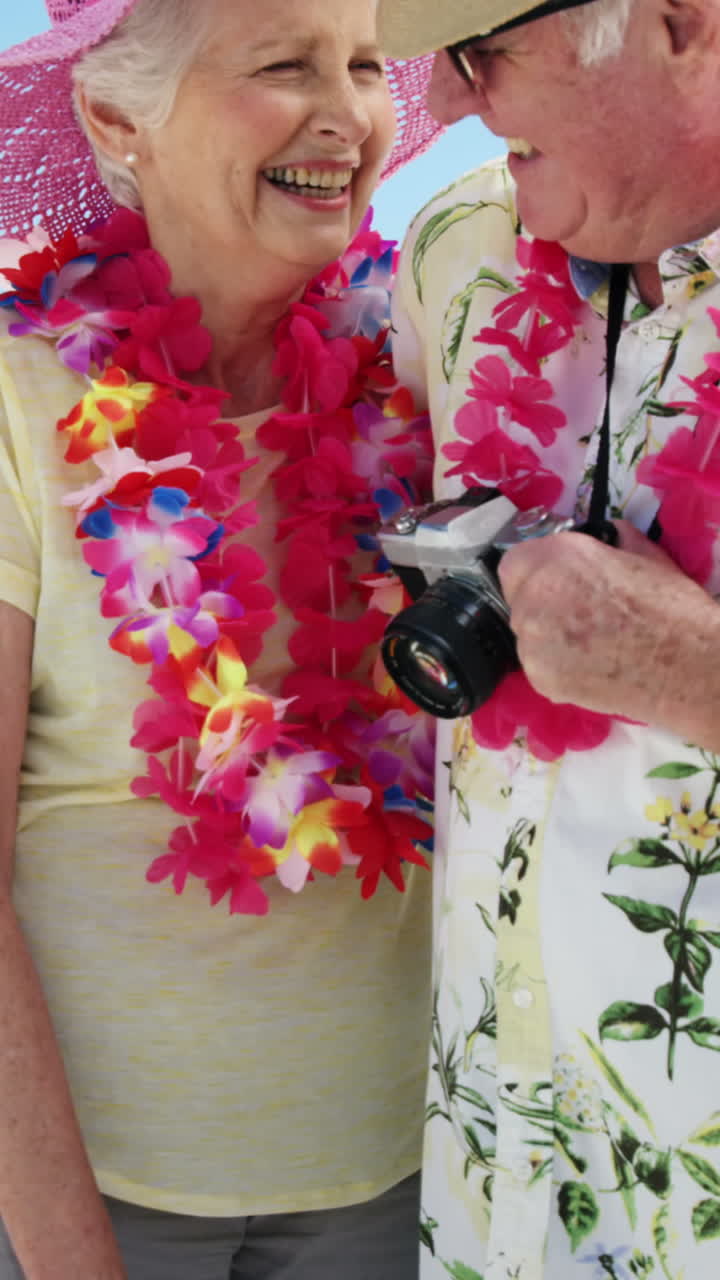 pareja de ancianos sonrientes en la playa