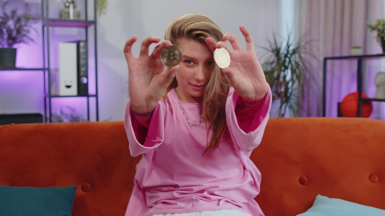 женщина, торгующая акциями, зарабатывает биткоины после онлайн-мониторинга торговых операций, добычи биткоин-монет