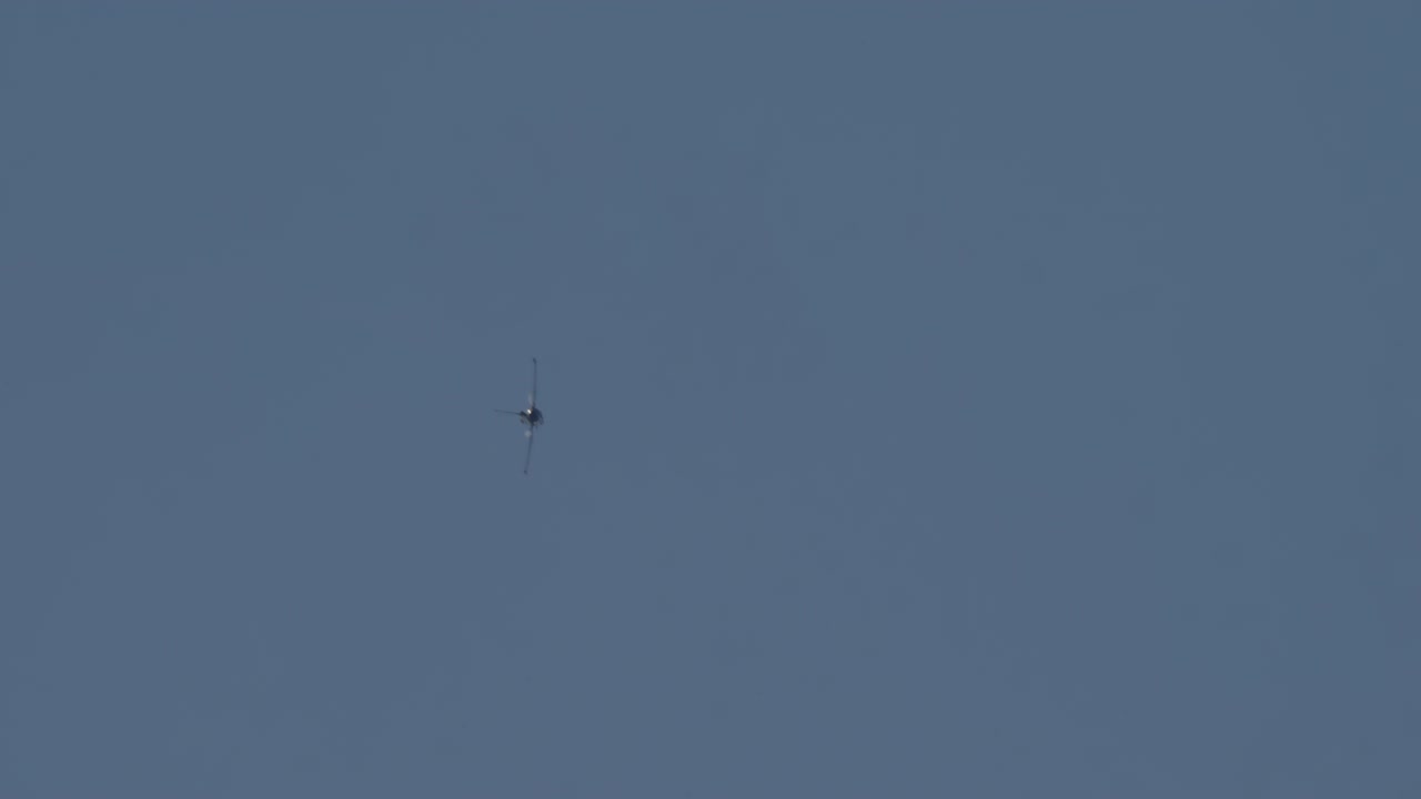 Caccia F-16 che esegue manovre nel cielo azzurro