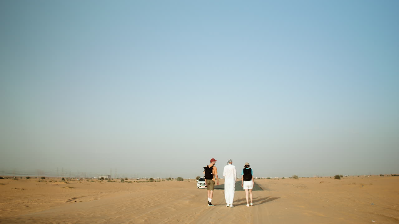 사막 에 있는 세 명 의 여행자