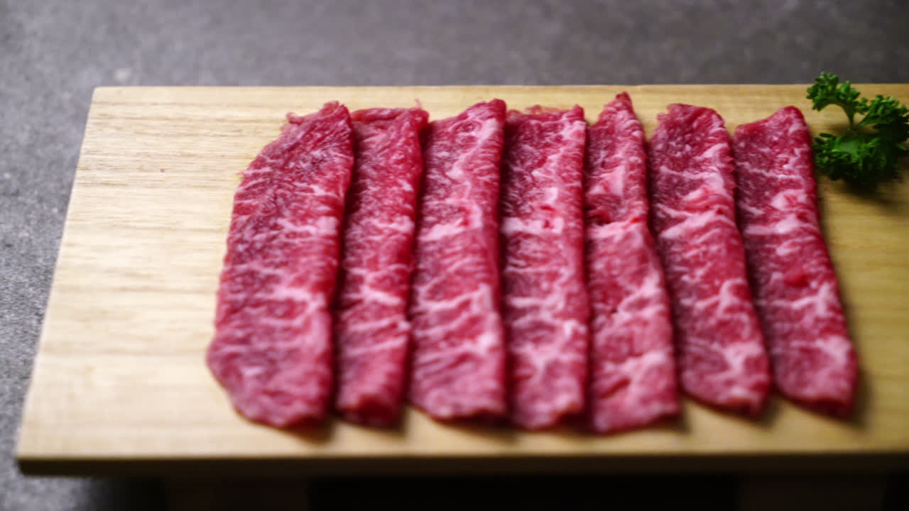 carne de res fresca cruda cortada con textura de mármol servida para sukiyaki y shabu o yakiniku