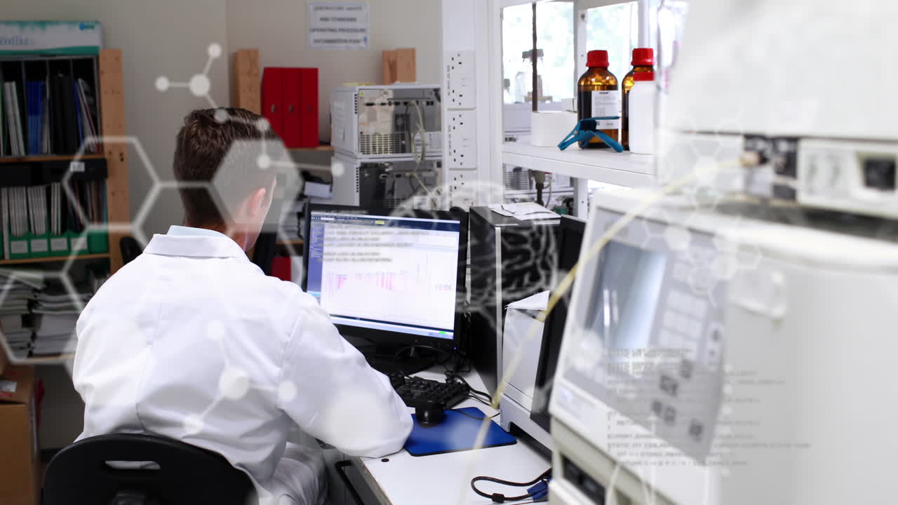 컴퓨터를 사용하는 남성 과학자에 대한 과학 데이터 처리 애니메이션