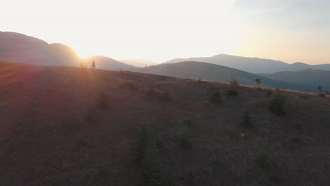 silueta de una pareja en la cima de una montaña al atardecer