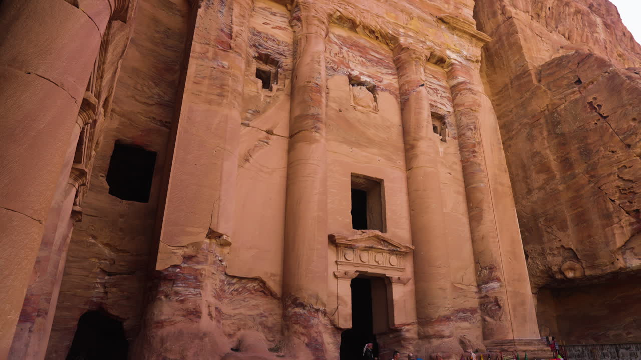 famoso sitio arqueológico con edificio del tesoro tallado en un acantilado de piedra arenisca en petra, jordania