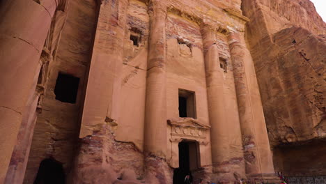 famoso sitio arqueológico con edificio del tesoro tallado en un acantilado de piedra arenisca en petra, jordania