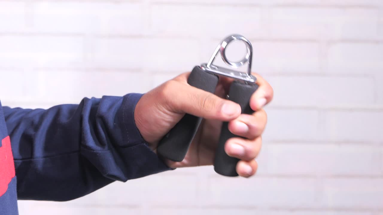 ejercicio para fortalecer el agarre de la mano