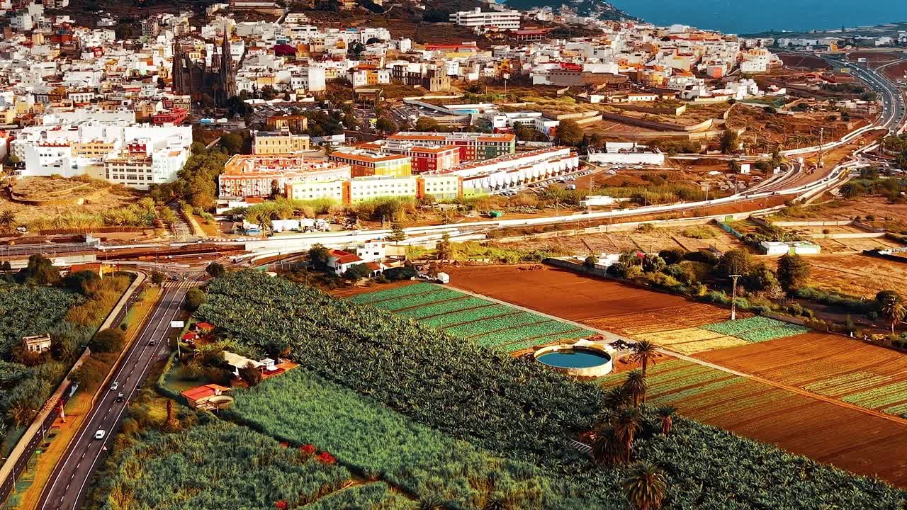 Udsigt over Gran Canaria med marker og kyst i det fjerne