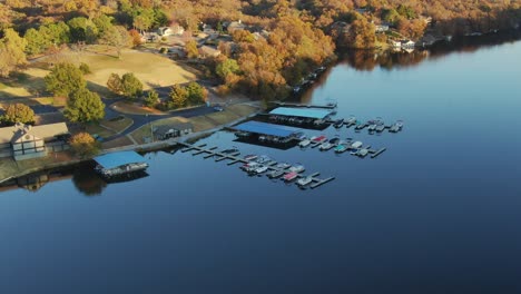 Descenso-Aéreo-Temprano-En-La-Noche-En-El-Puerto-Deportivo-Del-Lago-En-Las-Montañas-Ozark