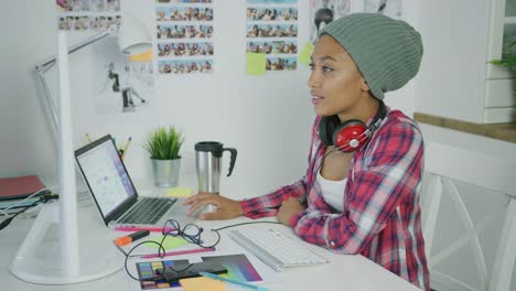 mujer joven con estilo que trabaja en la oficina