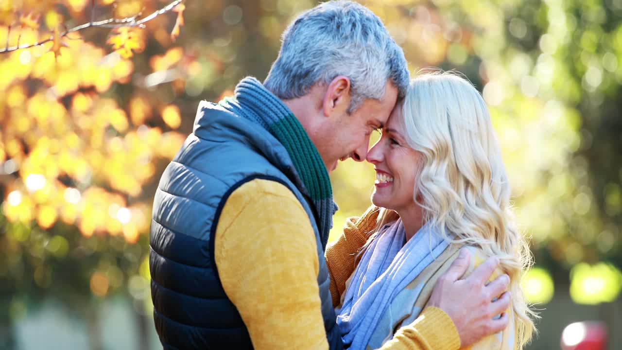 pareja romántica cara a cara