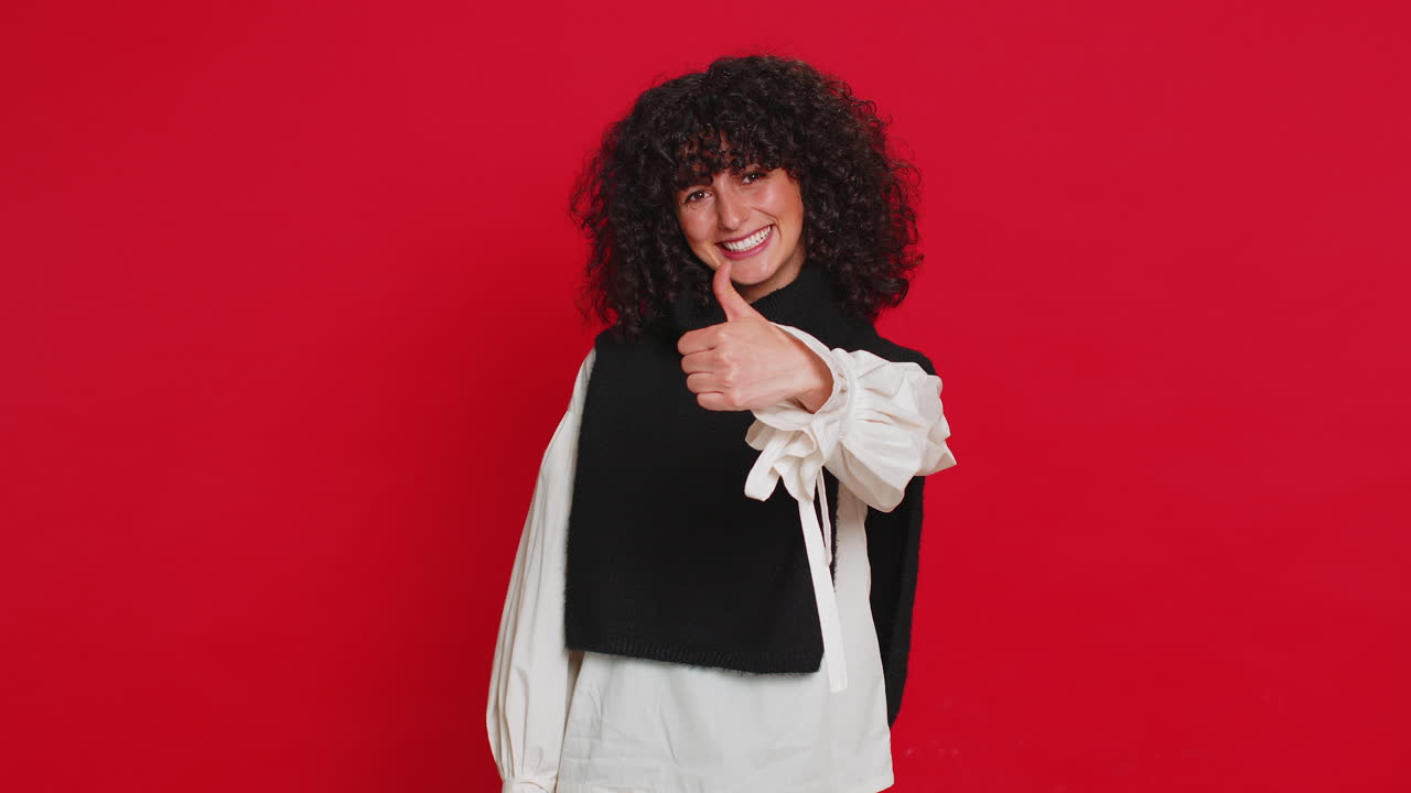 la mujer caucásica levanta el pulgar, está de acuerdo, da una respuesta positiva, recomienda el anuncio, le gusta, buena idea.