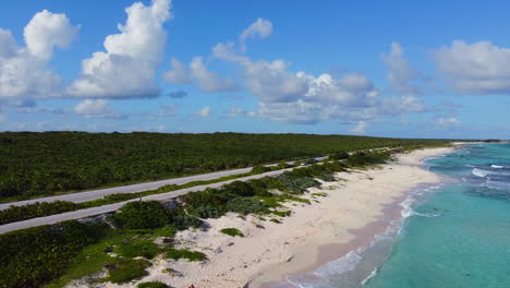 antena de una larga playa de arena blanca con olas rompiendo en la playa de playa chumul en cozumel méxico en un día soleado de verano