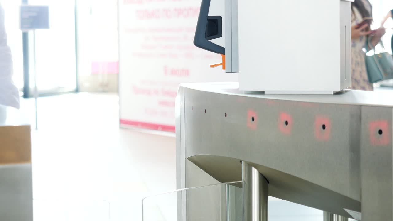 접근 통제 게이트를 사용하는 사람