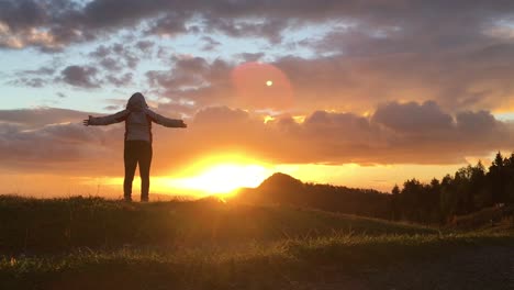 Frau-Genießt-Den-Sonnenaufgang-Und-Den-Bewölkten-Himmel