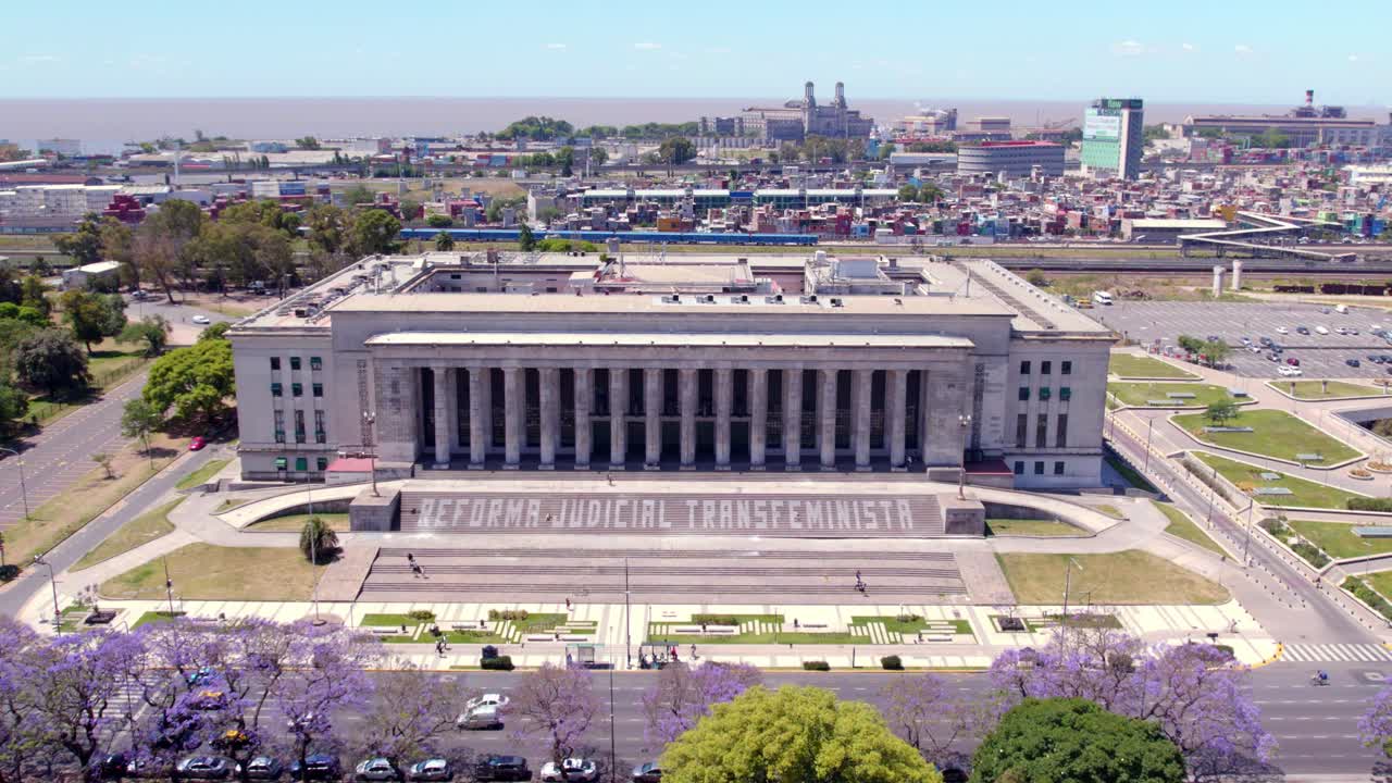 아르헨티나 부에노스아이레스 항구의 발전소가 있는 화창한 날 우바 로스쿨 앞의 조감도 돌리