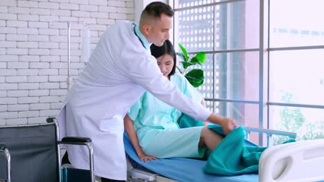 médico en uniforme profesional examinando al paciente en el hospital