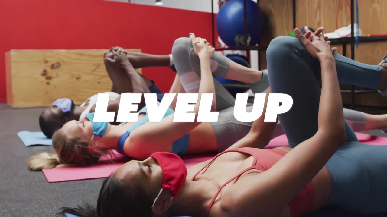 texto de nivel superior contra personas en forma que usan máscaras faciales que realizan ejercicios de estiramiento en el gimnasio