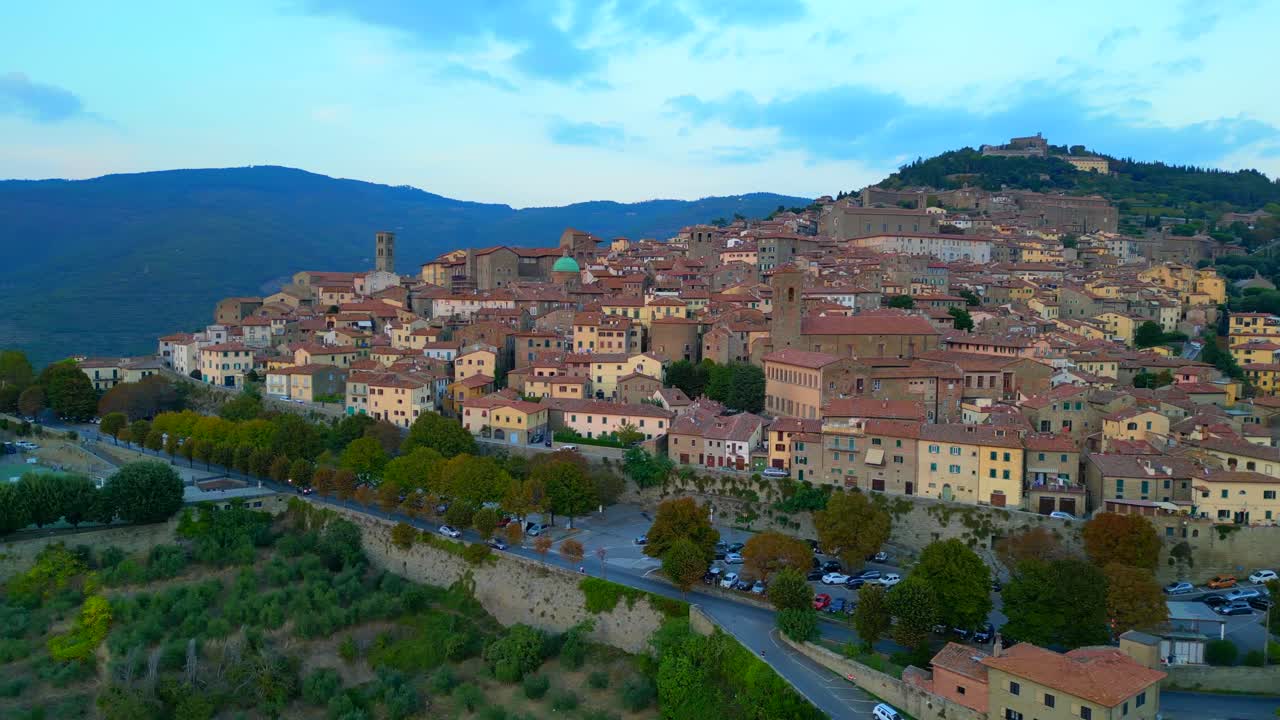 vuelo aéreo perfecto desde arriba ciudad histórica de la colina de cortona toscana arezzo italia
