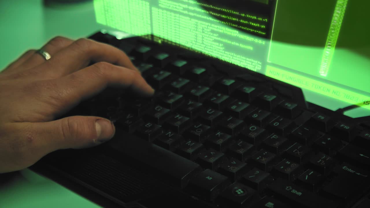 signo de arte criptográfico nft. hombre escribiendo en el teclado. obra de arte digital vendiendo símbolo de tecnología.