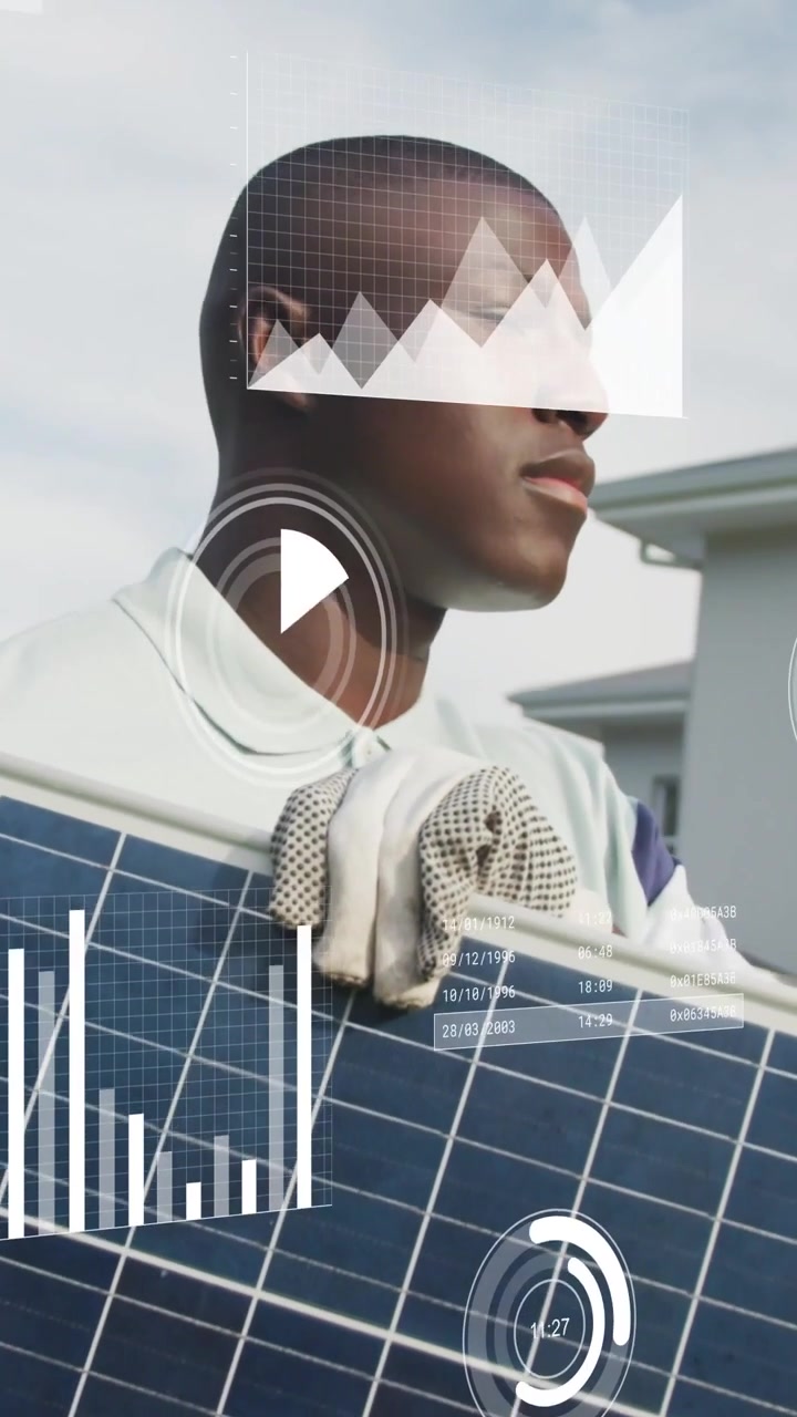 Video verticale: Panoramica della telecamera, tecnico solare che regge un pannello, verifica del posizionamento mentre i grafici HUD si allineano.