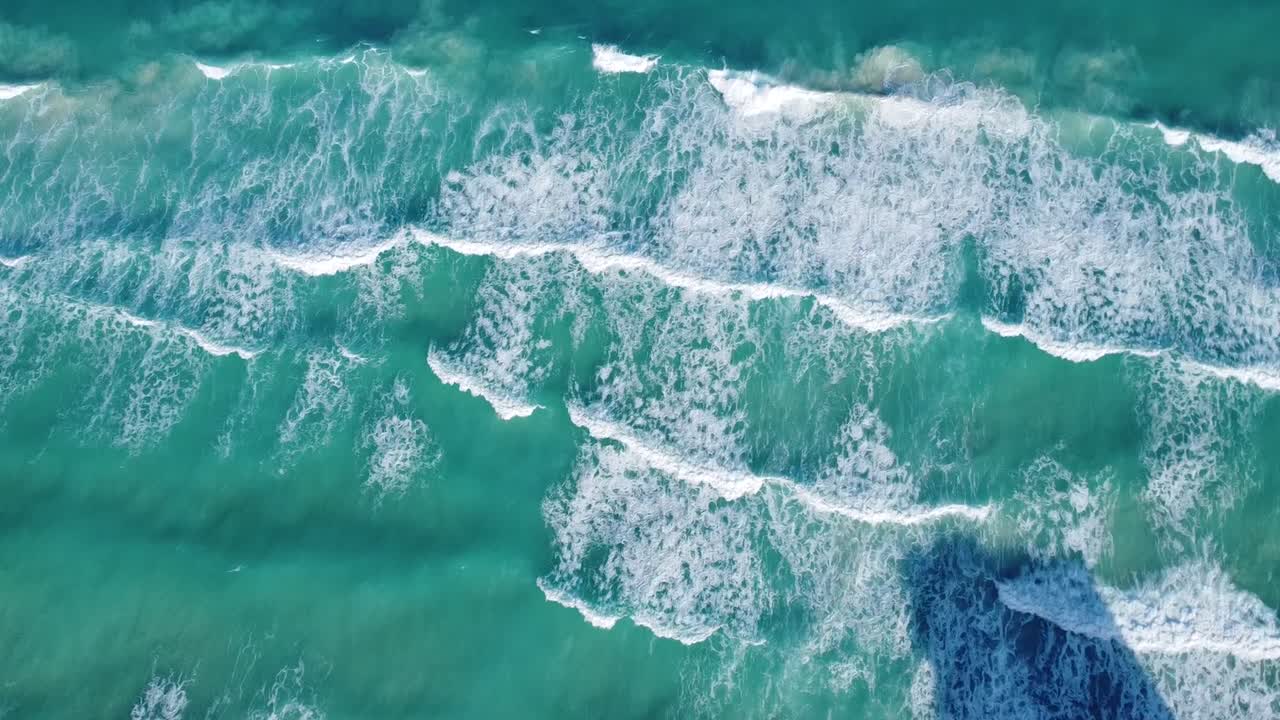 aerial de hermosa y clara agua azul del océano en cancún, méxico, inclinando las imágenes de drones