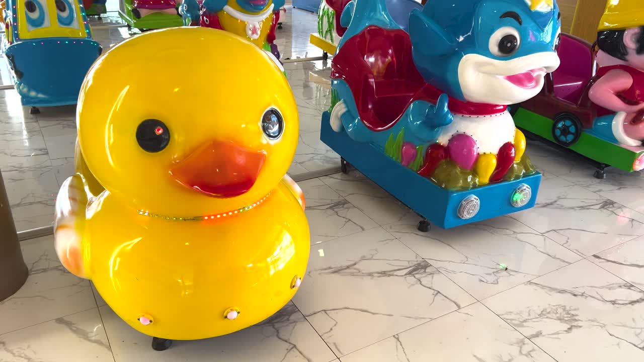 쇼핑 센터 에서 다채로운 아이 들 이 타고 다니는 것