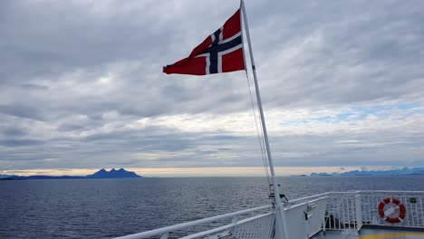 bandera noruega halagadora en el viento en un ferry