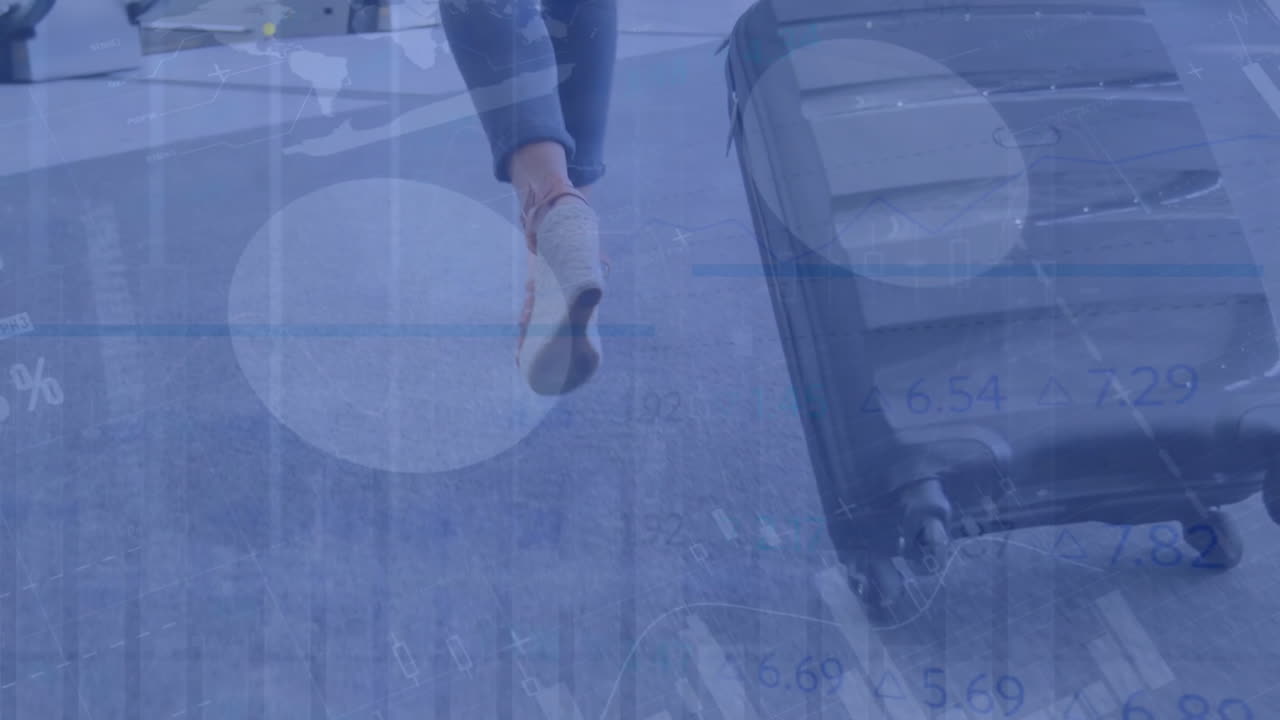 animación de procesamiento de datos financieros sobre mujer caucásica caminando con una maleta en la calle