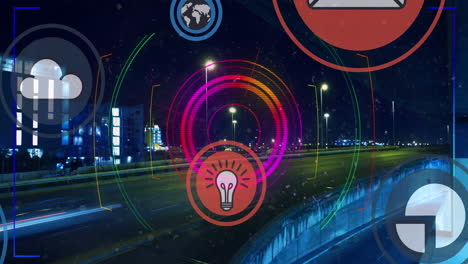 múltiples iconos digitales y escáner redondo de neón contra el tráfico de la ciudad por la noche