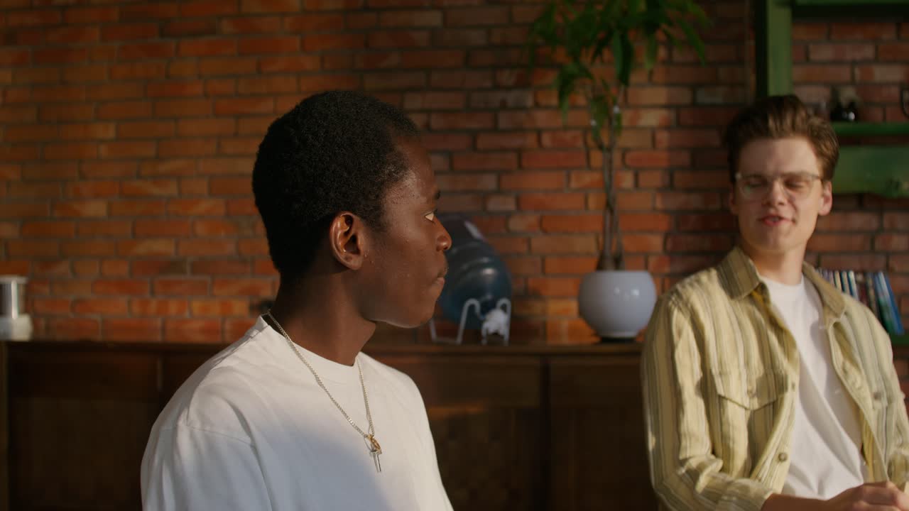 dos jóvenes teniendo una conversación