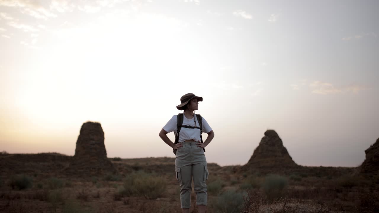 viajero de pie en el campo del desierto