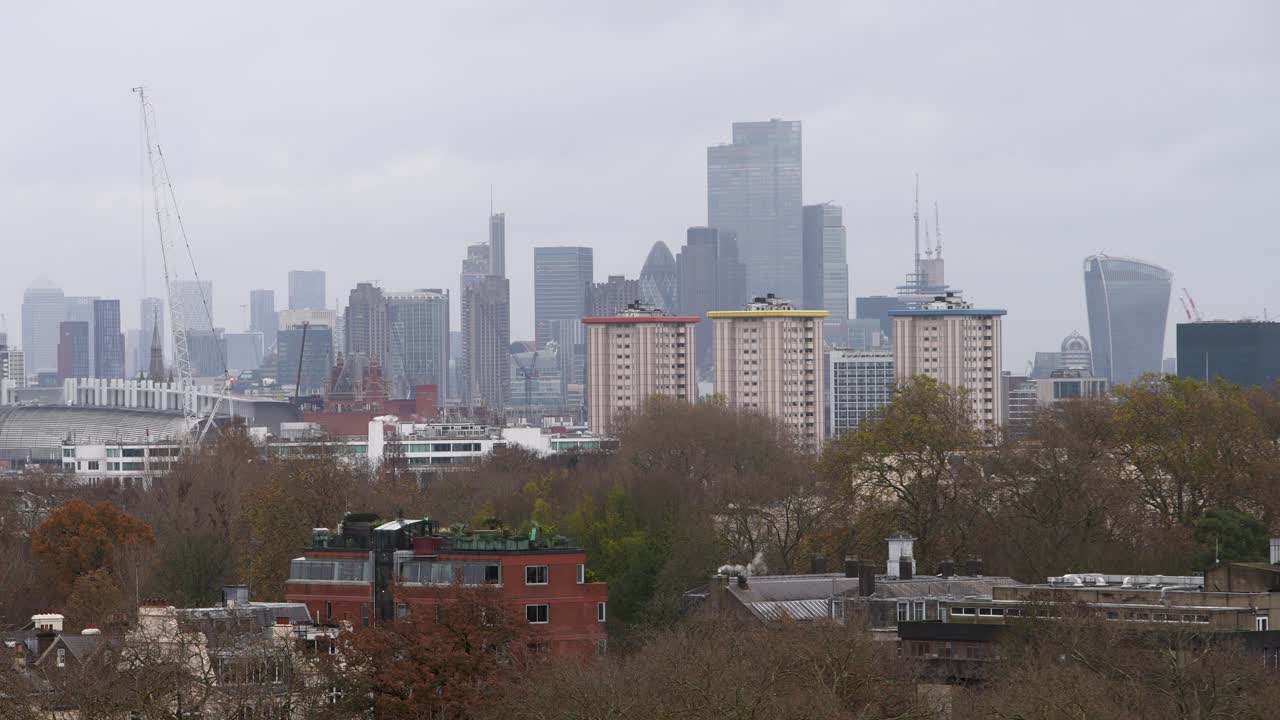 건설 크레인과 연기 증기와 함께 런던 시내 스카이 라인의 타임 스