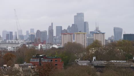 Zeitraffer-Der-Skyline-Von-London-Mit-Baukran-Und-Rauchdampf