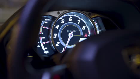 primer plano del tablero de un coche de lujo