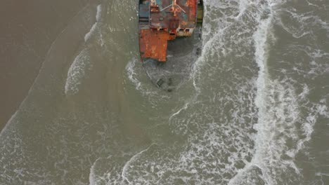 Von-Oben-Nach-Unten-Zeigt-Das-Schiffswrack-Von-Manzanillo,-Das-Im-Sandstrand-Mit-Wellen-Versunken-Ist