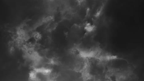 tormenta, destellos de relámpagos tormenta en la noche oscura