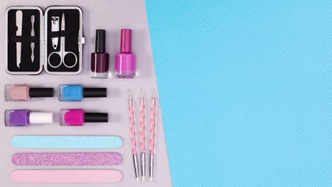 accesorios y herramientas de uñas de manicura se mueven en el lado izquierdo. detenga el movimiento