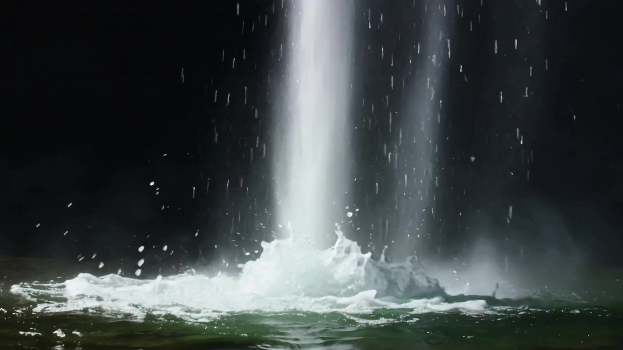 垂直に落下する水柱がプランジプールの水面に衝突し、クラウンスプラッシュと霧を形成する。